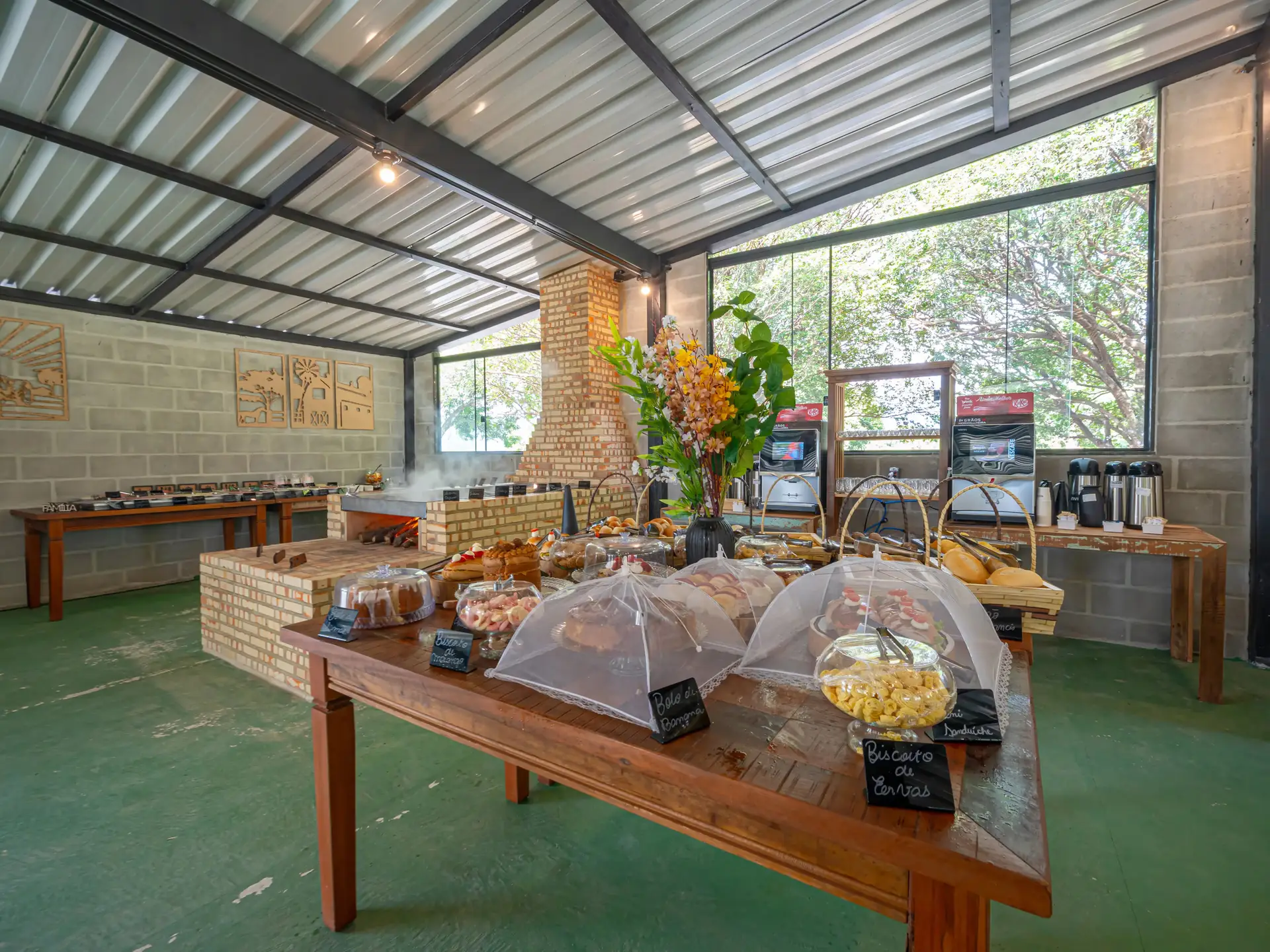 Mesa de café da manhã servida na Quinta