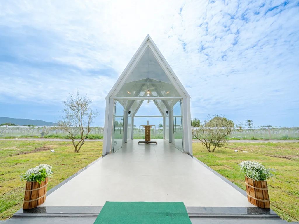 Capela de vidro da Quinta com o vinhedo ao fundo