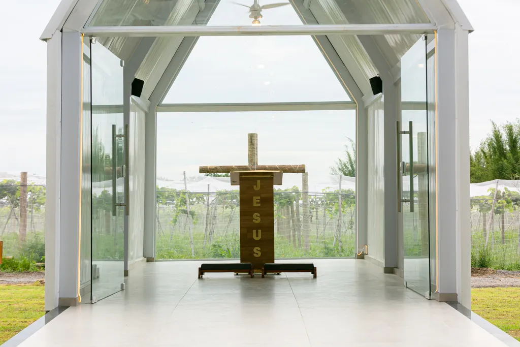 Altar da capela com o vinhedo ao fundo