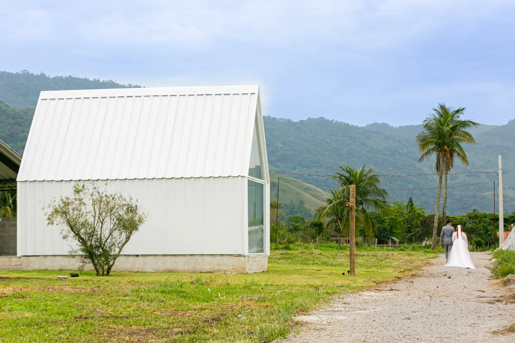 Capela com palmeiras e a serra ao fundo
