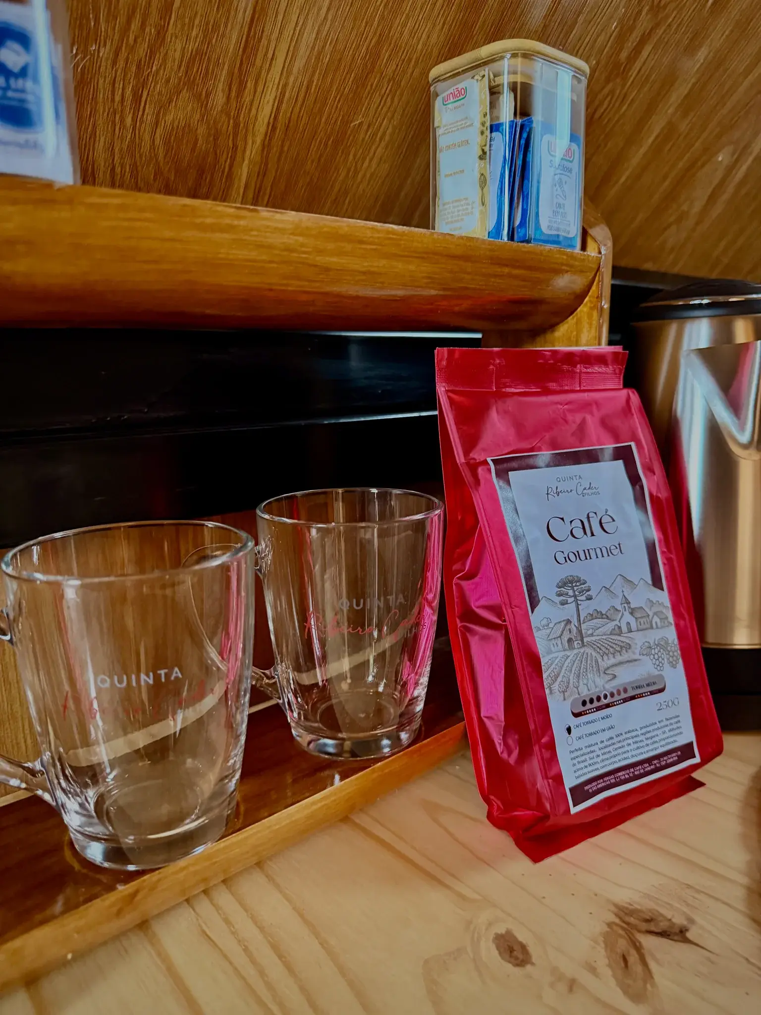 Copos gravados e café da casa