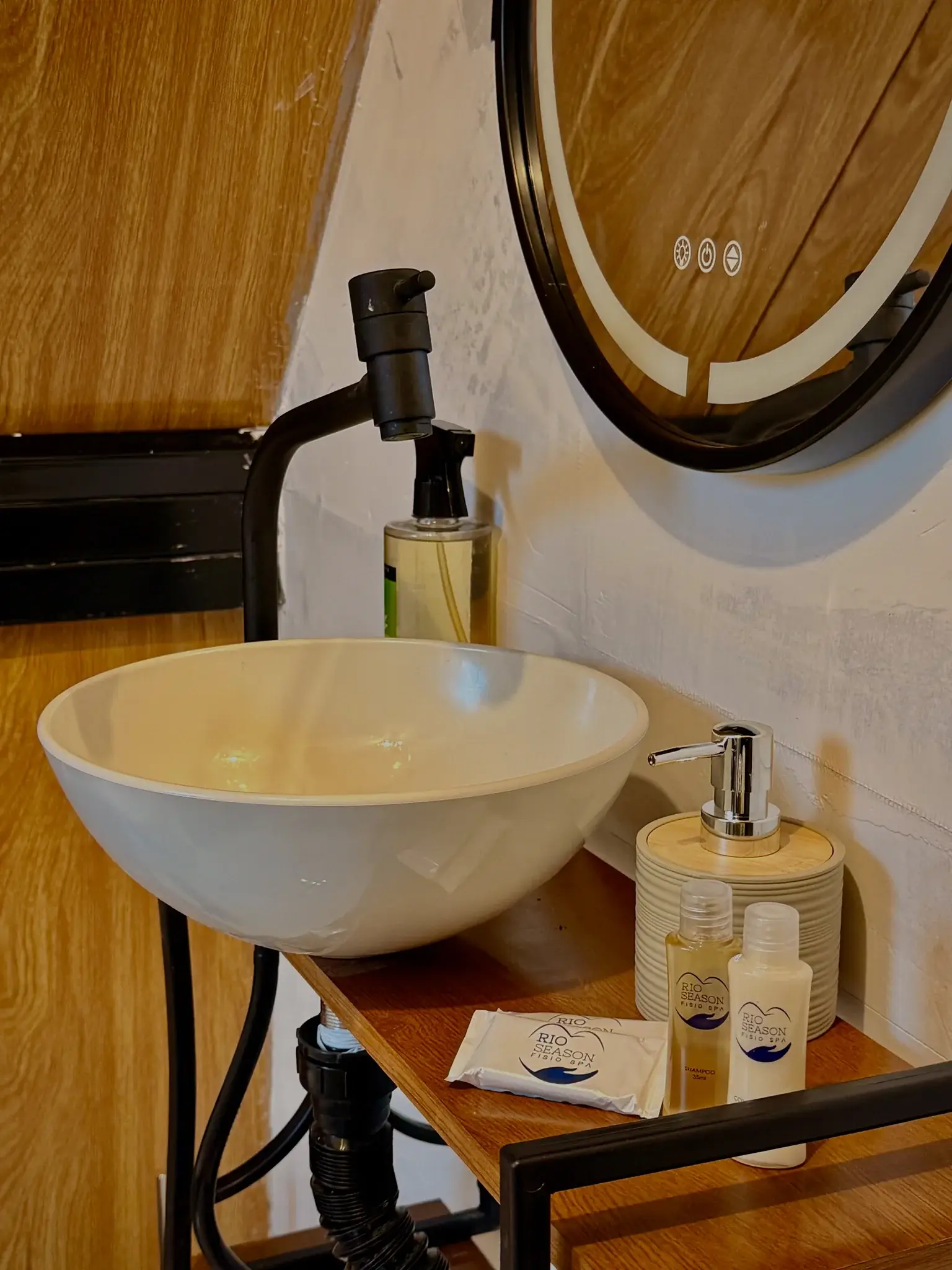 Cuba e amenities do banheiro do chalé
