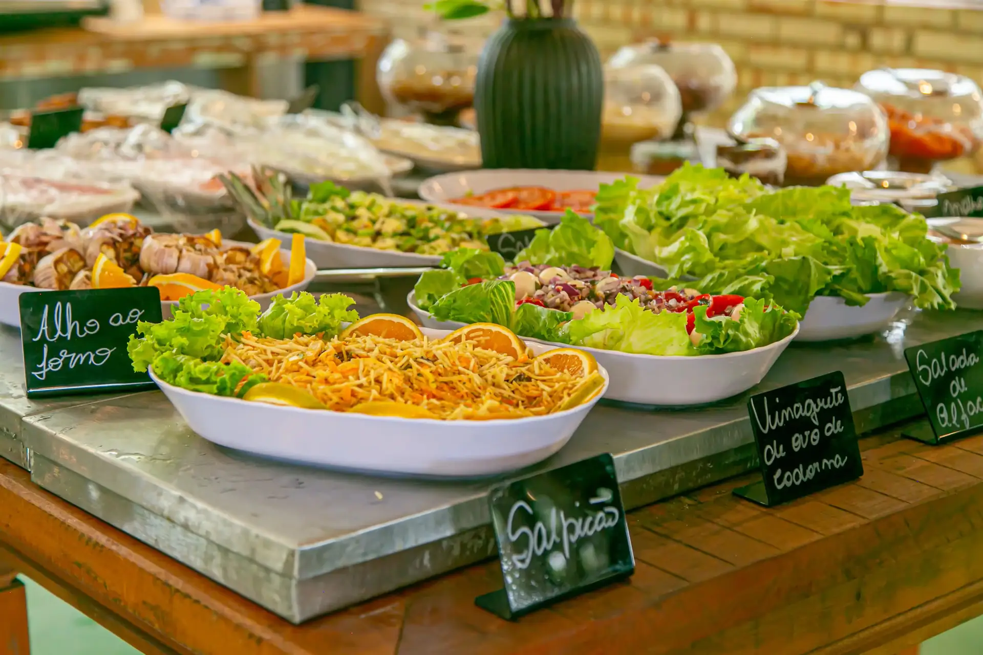 Saladas e acompanhamentos frescos
