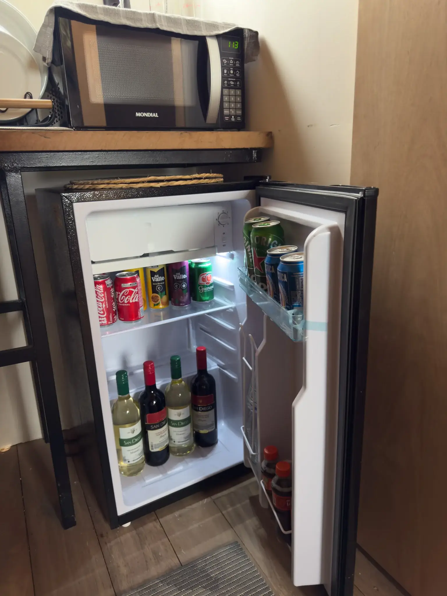 Frigobar abastecido com vinhos e bebidas