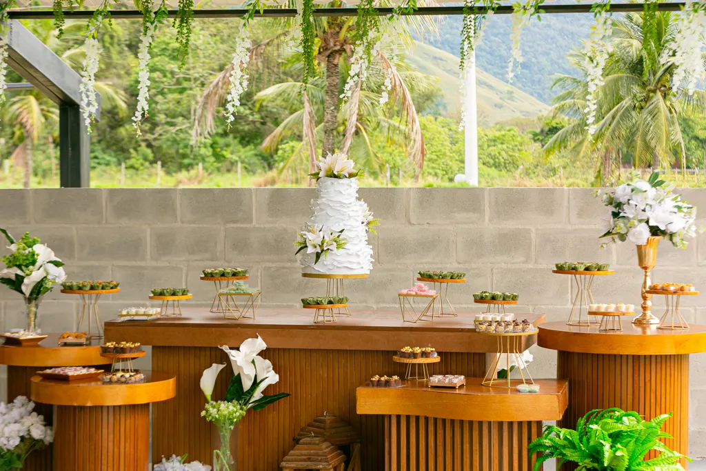 Mesa de doces com a serra ao fundo