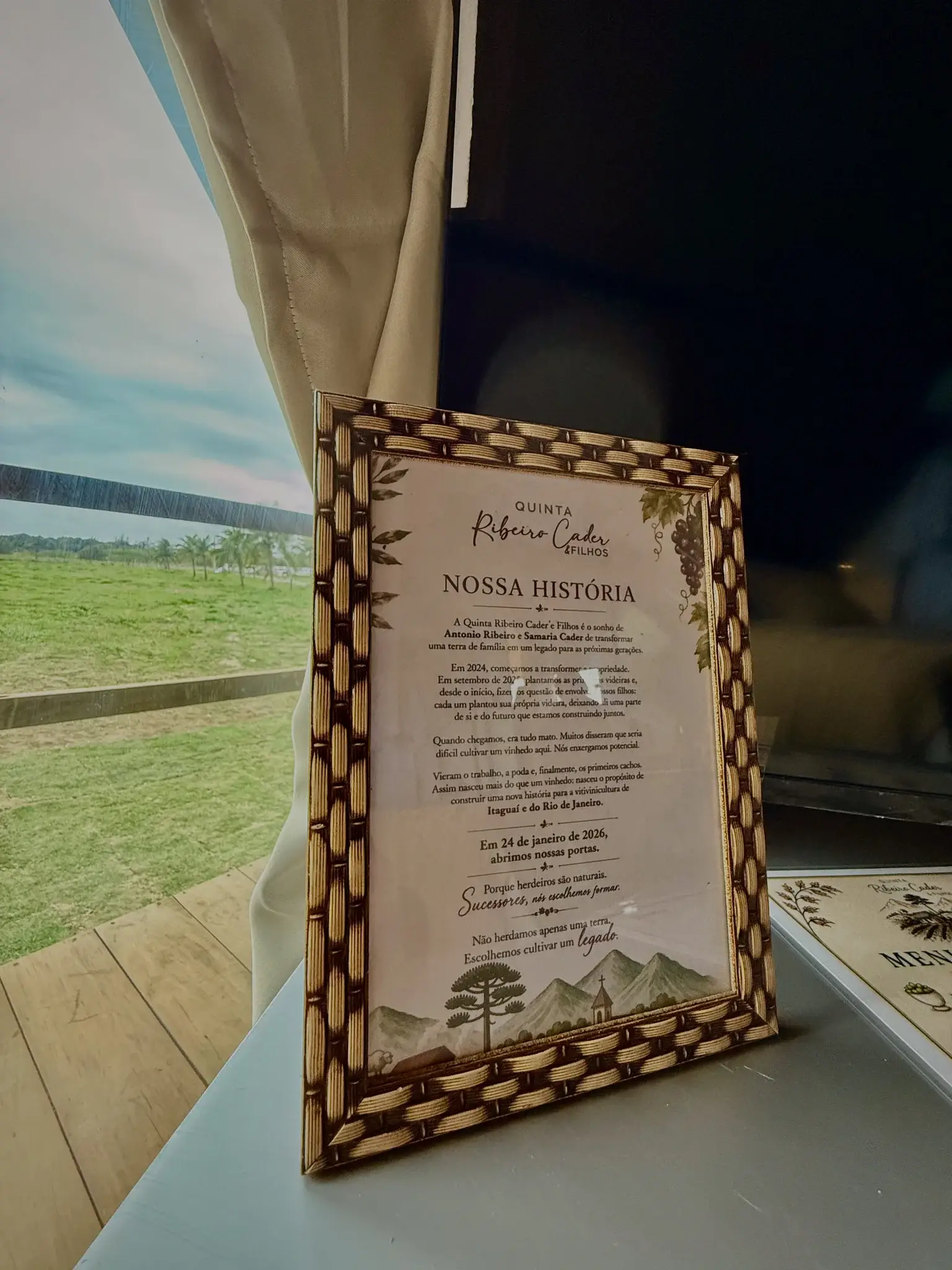 Quadro com a história da família junto à janela