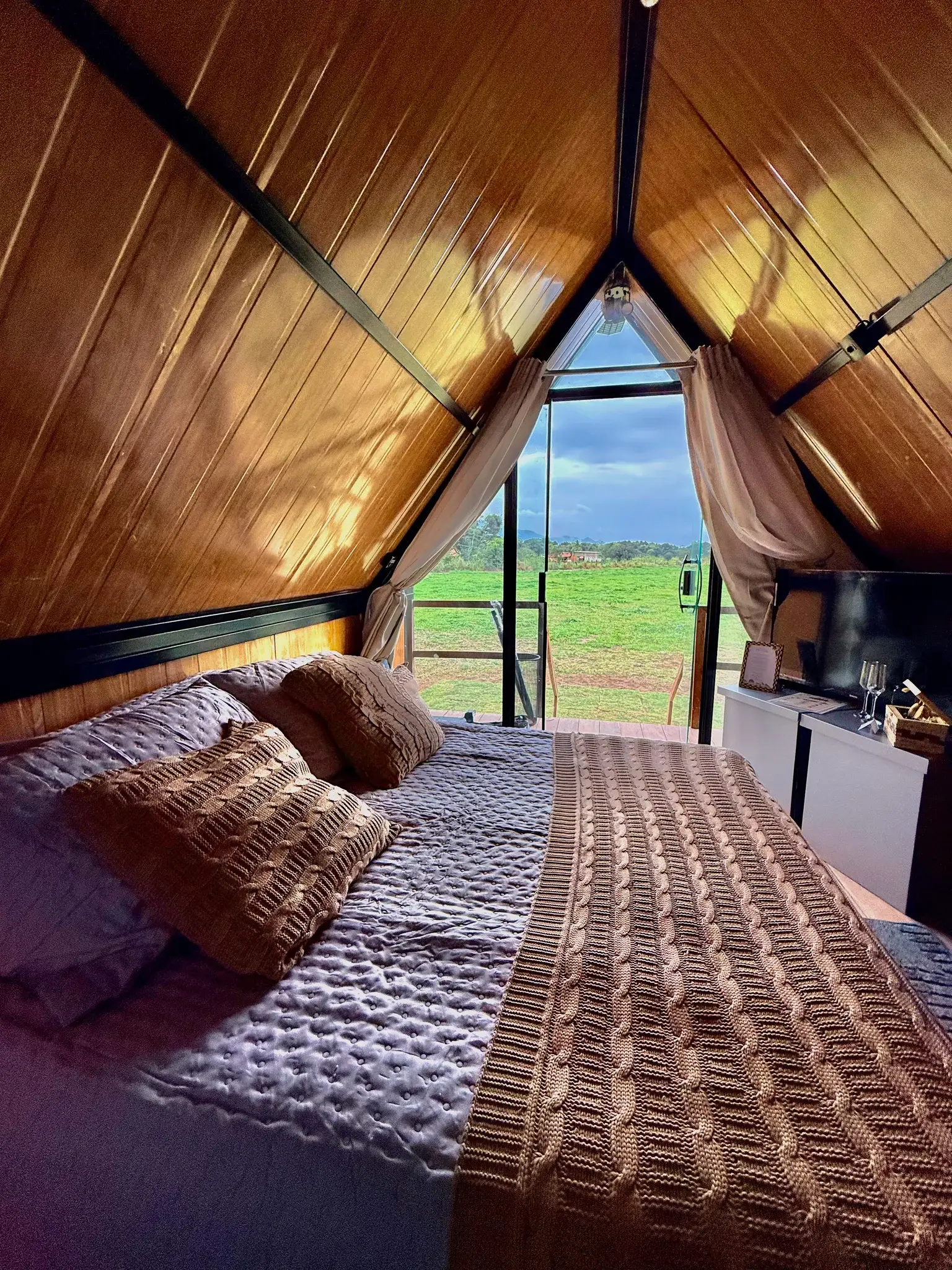 Quarto do primeiro chalé A-frame com vista para o campo