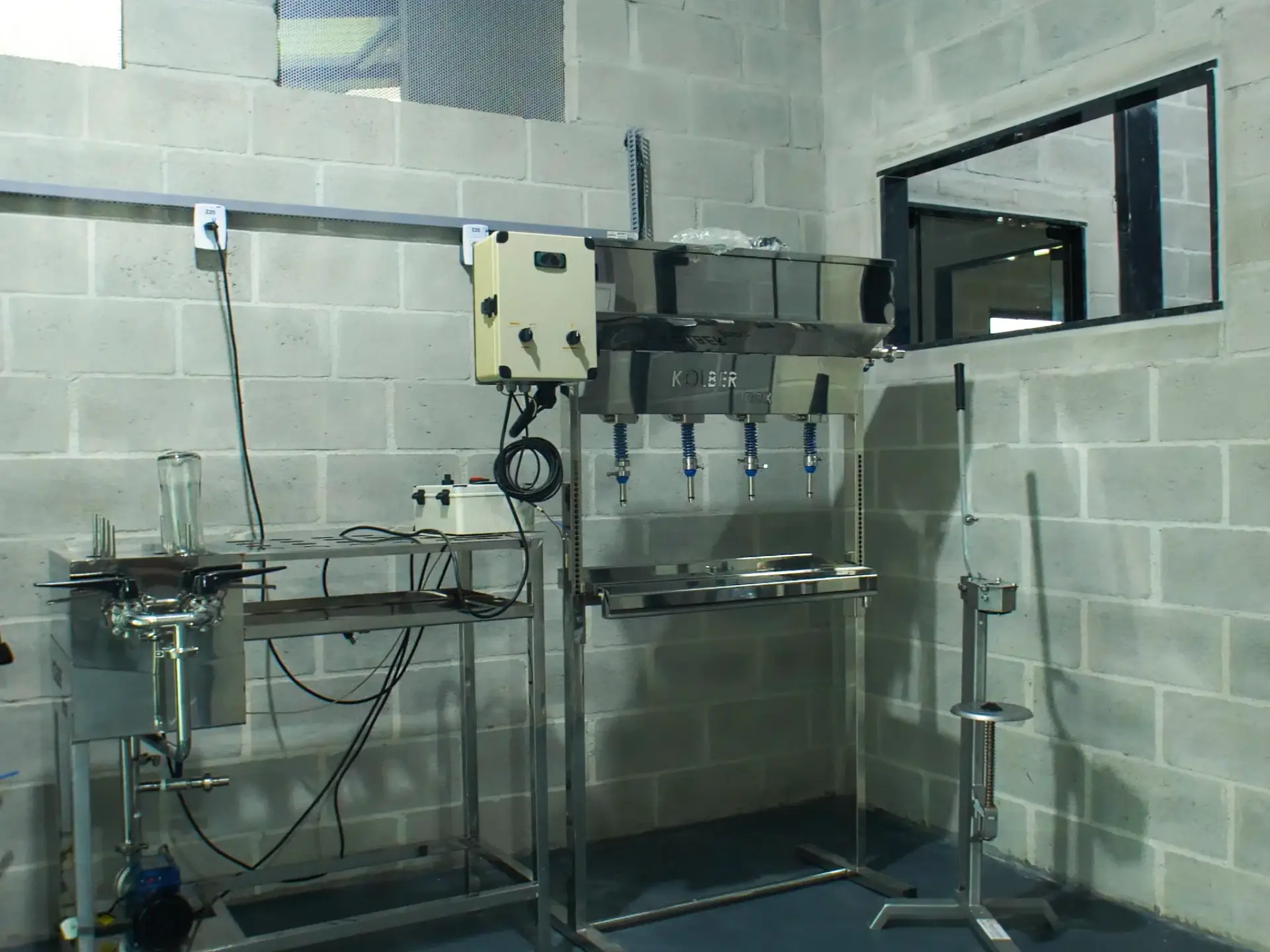 Equipamento de envase de garrafas na vinícola