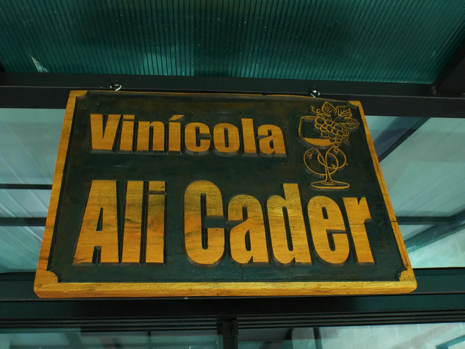 Placa da Vinícola Ali Cader na entrada