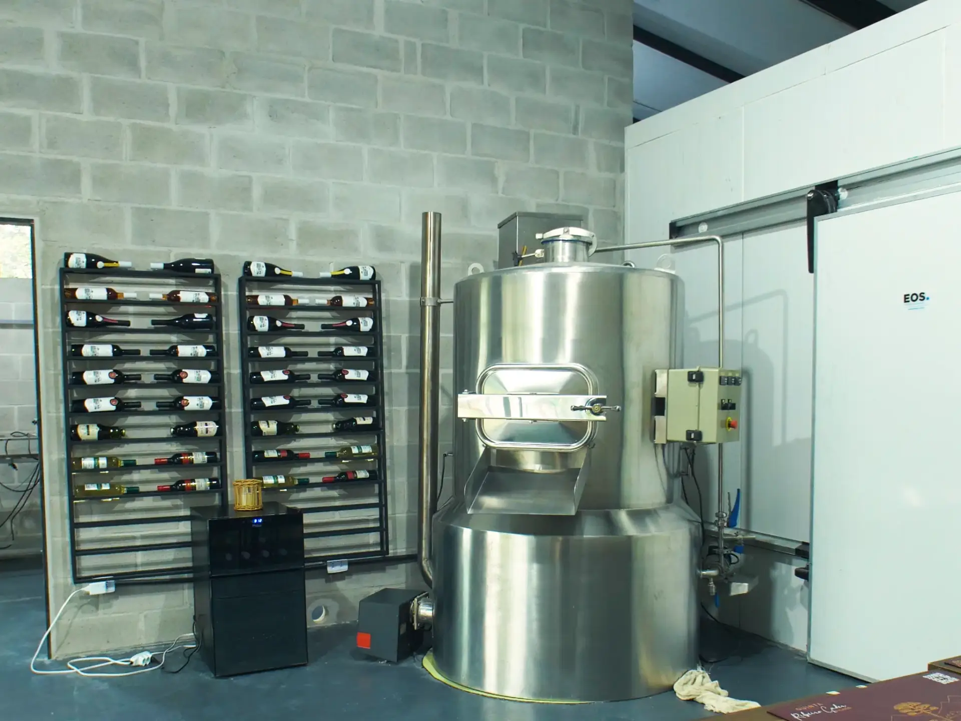 Tanque de inox e adega na vinícola